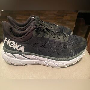 HOKA CLIFTON 7 WOMEN SIZE 8 BLACK WITH WOLF GREY TRIM